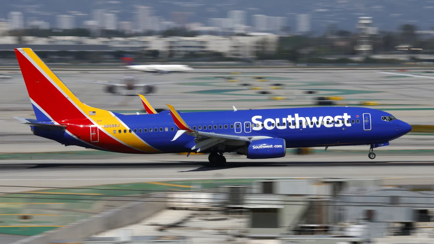 "Southwest Airlines" təchizat qıtlığı fonunda Texasdan Kaliforniyaya gəmi ilə təyyarə yanacağı daşıyıb